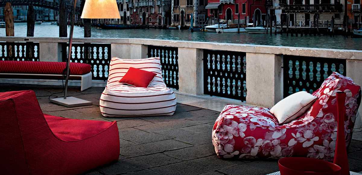 イタリア製　Verzelloni ZOE ARM SOFA & POUF Zoe Armchair and pouf by Verzelloni: designers Lievore Altherr Molina